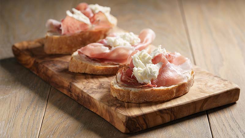 Bruschetta with brie, speck and pears | Salumificio Valrendena